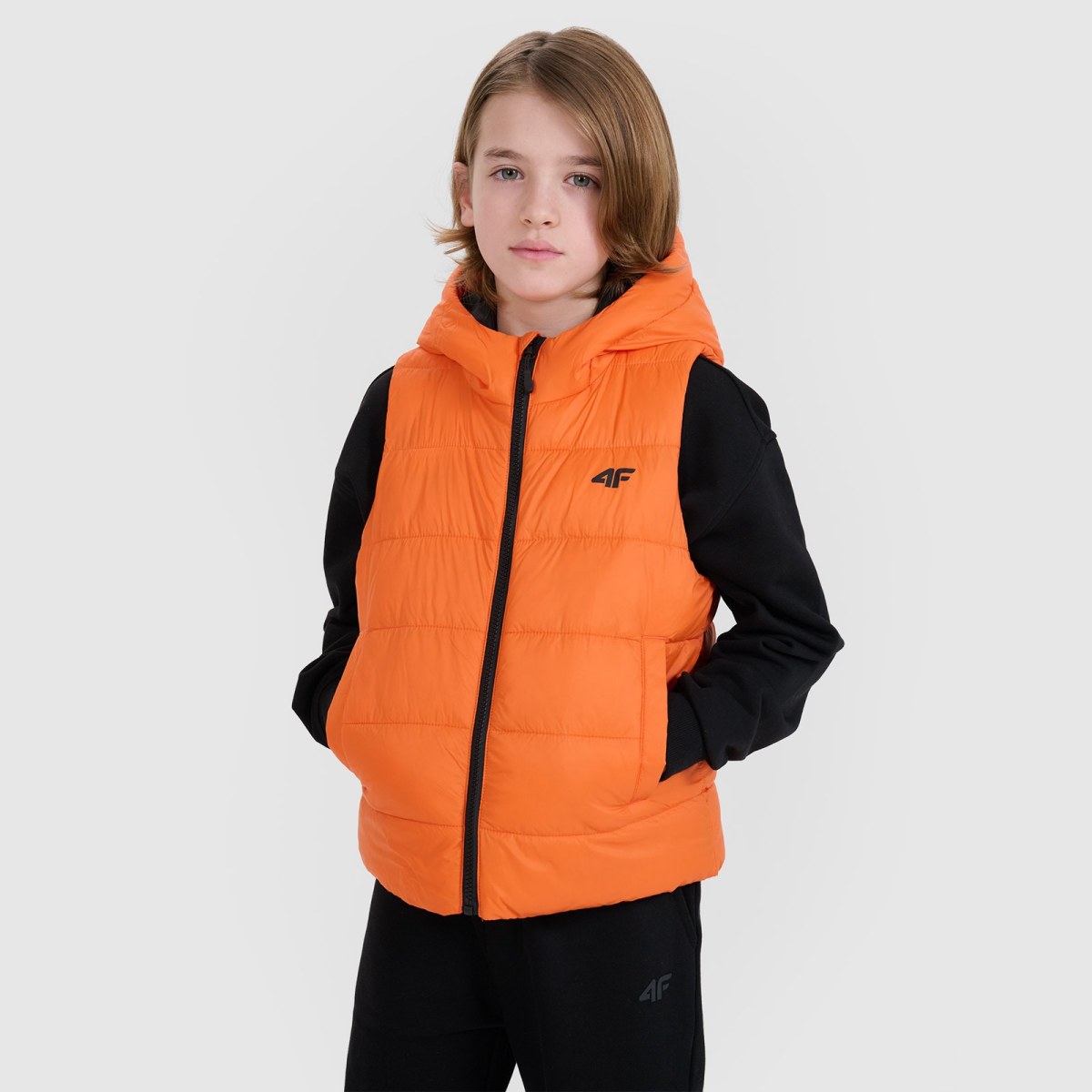 Chlapčenská zatepľovacia vesta so syntetickou výplňou - oranžová · záber 1