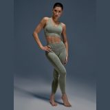 Dámske bezšvové legíny na jogu a pilates - zelené · záber 3