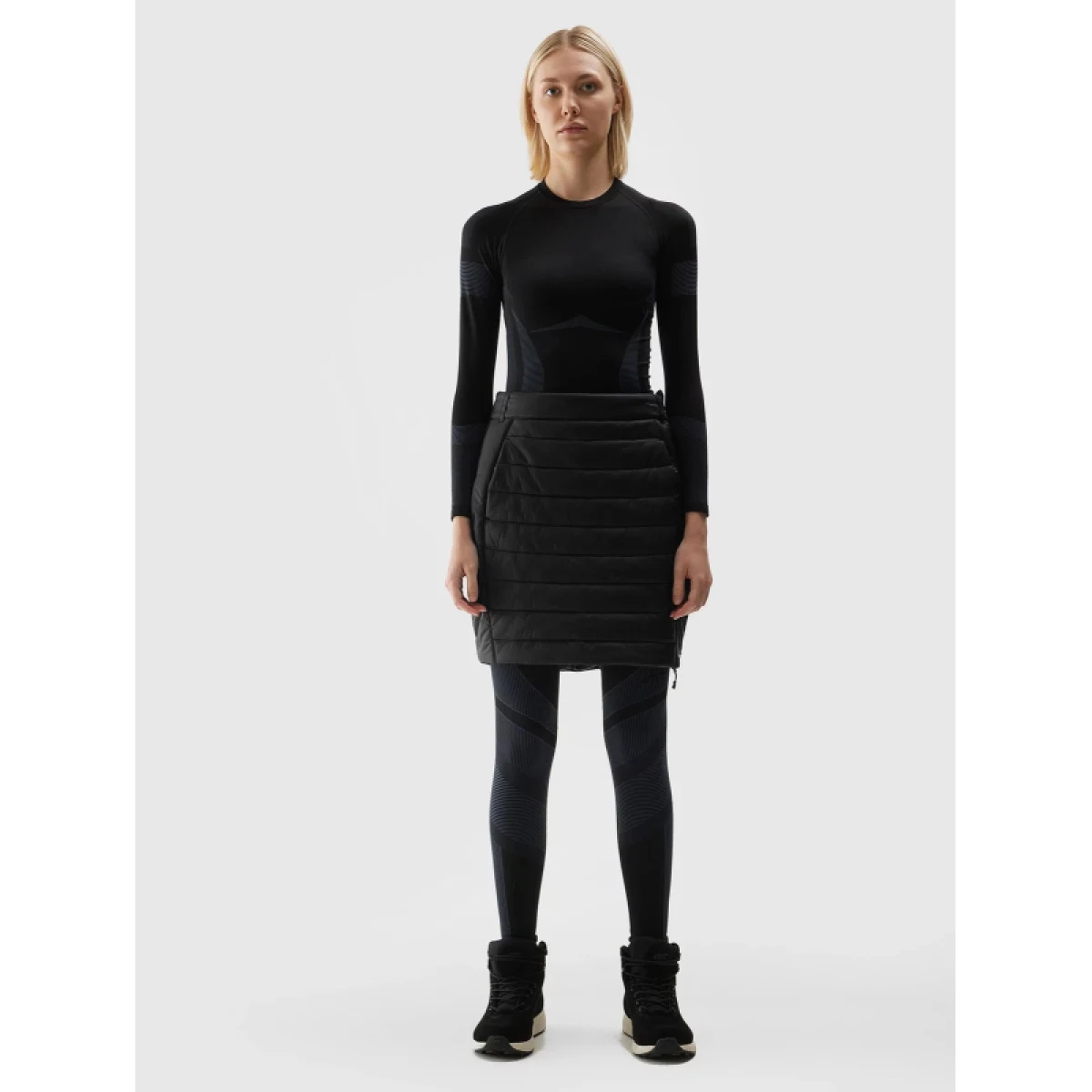 Dámska turistická sukňa 4F SKIRT FNK-AW23TFSKF008-21S-BLACK · záber 3