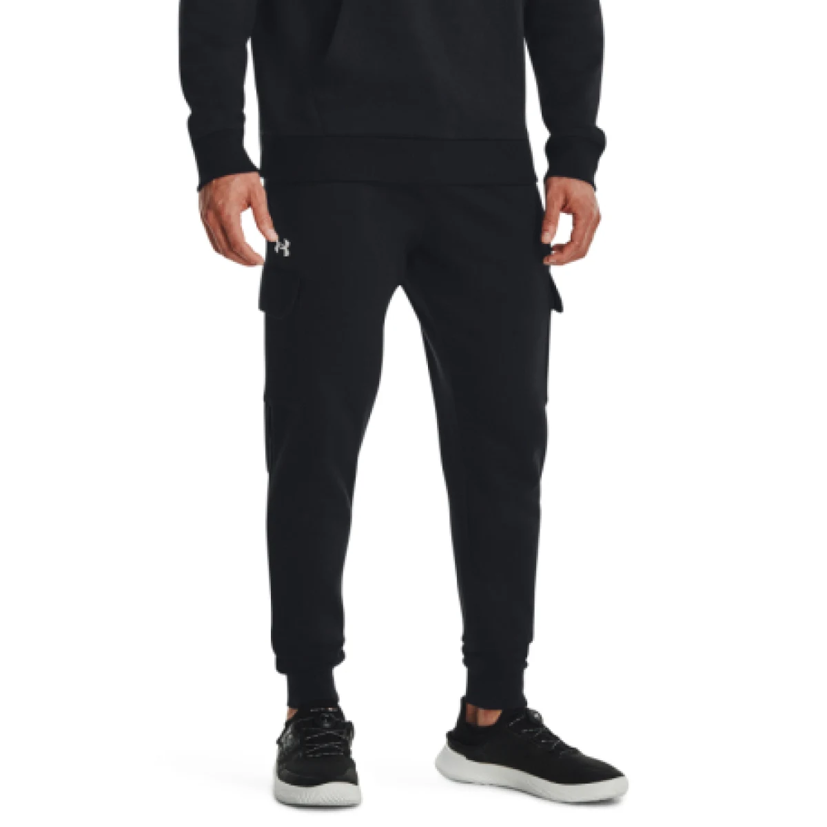 Pánske zateplené tepláky UNDER ARMOUR UA Rival Fleece Cargo Jogger-BLK · záber 1