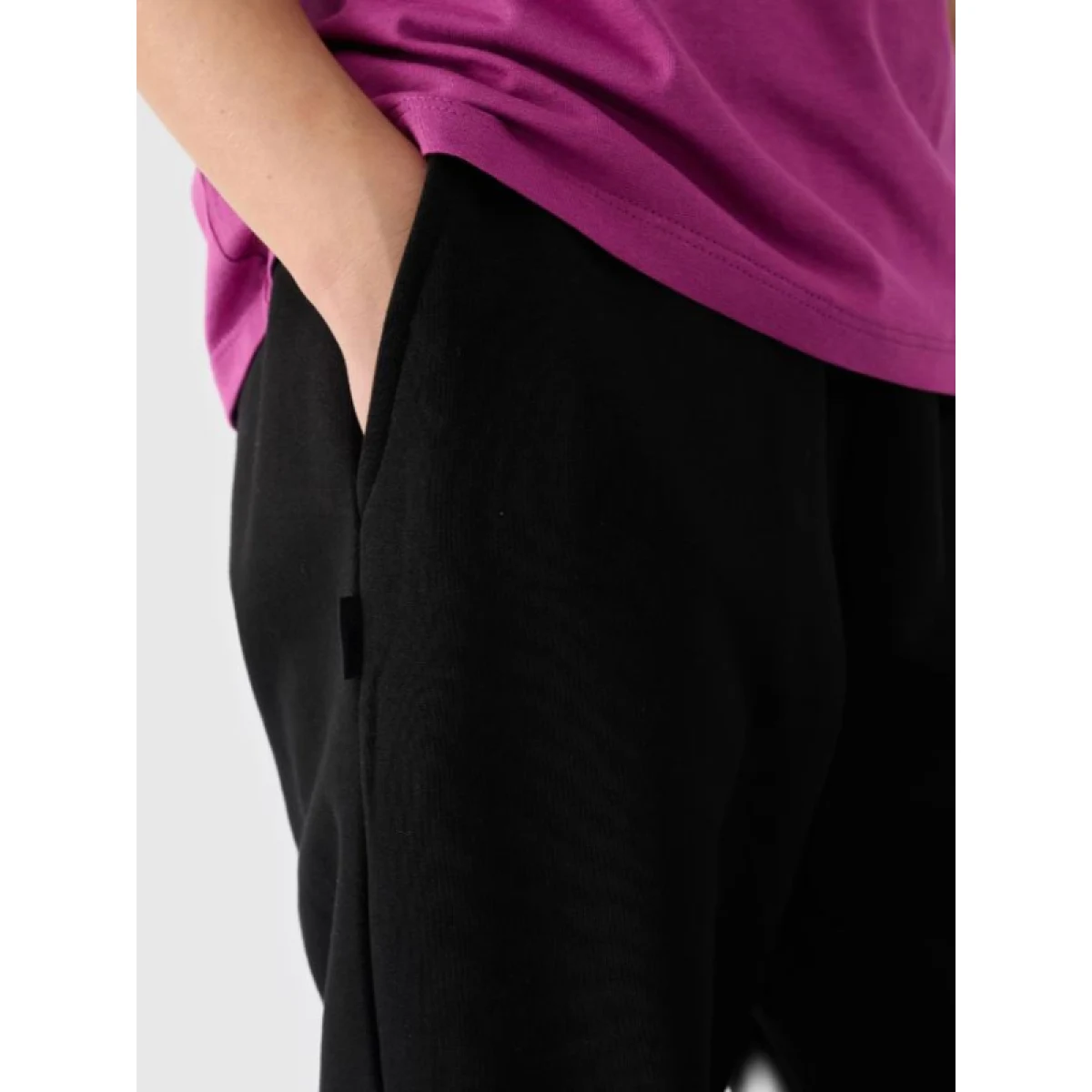 Dievčenské tepláky 4F JUNIOR TROUSERS-JWAW24TTROF754-20S-DEEP BLACK · záber 4