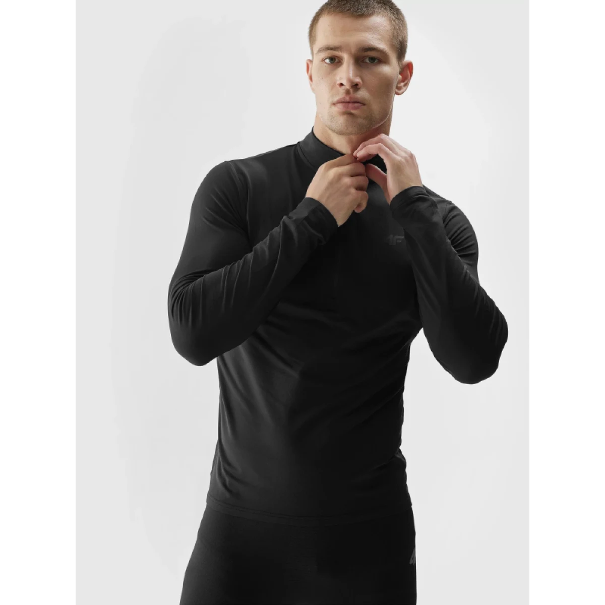 Pánska zateplená lyžiarska mikina s 1 2 zipsom 4F BRUSHED UNDERWEAR-AW23UBRUM035-20S-DEEP BLACK · záber 3
