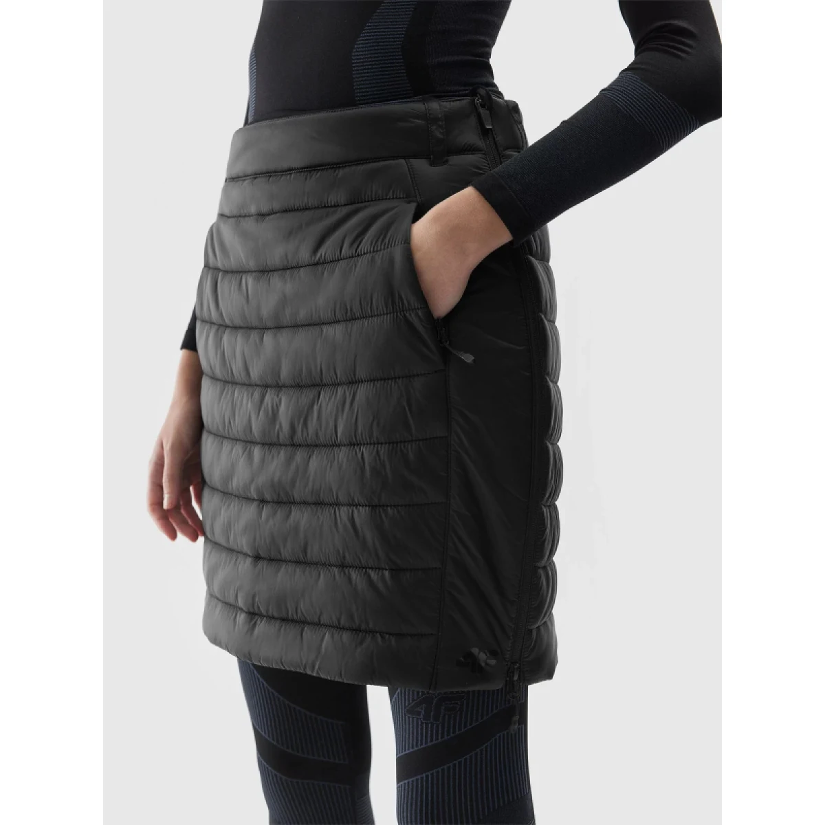 Dámska turistická sukňa 4F SKIRT FNK-AW23TFSKF008-21S-BLACK · záber 5