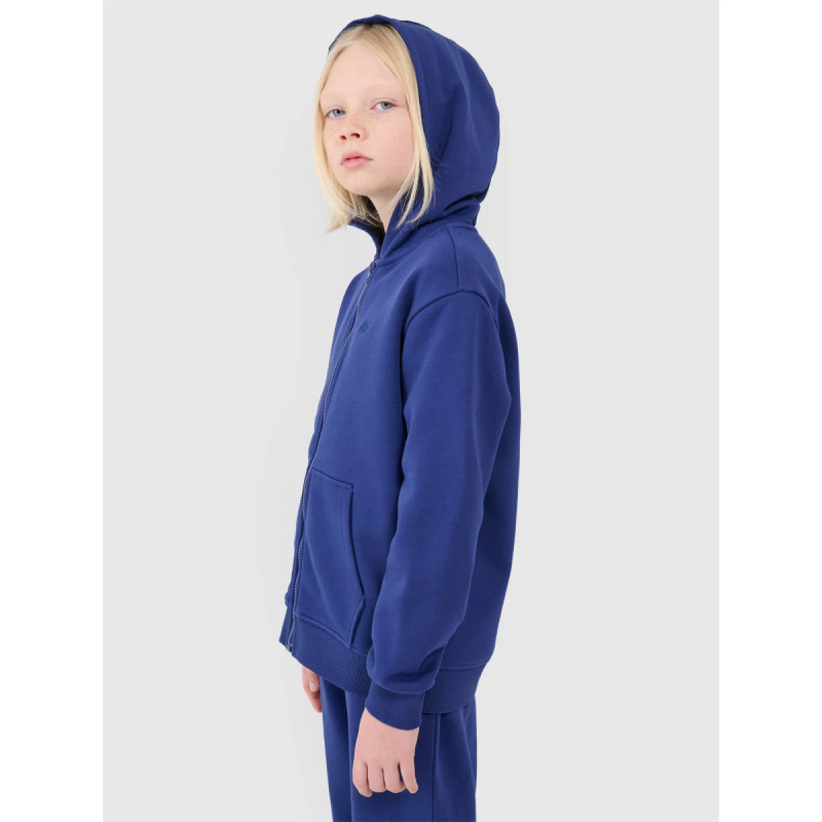Chlapčenská mikina so zipsom 4F JUNIOR SWEATSHIRT-JWSS25TSWSM1851-36S-BLUE · záber 4