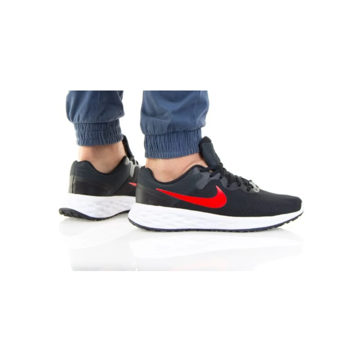 Pánska športová obuv (tréningová) NIKE Revolution 6 Next Nature black anthracite university red · záber 5