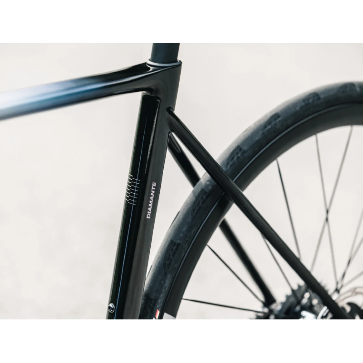 Cestný bicykel BASSO Diamante disc, fade opal white, Shimano Ultegra Di2, Microtech RE38 · záber 4