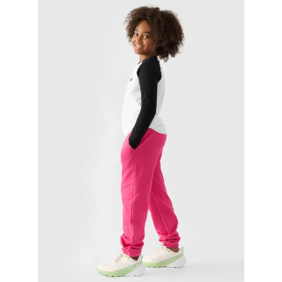 Dievčenské tepláky 4F JUNIOR TROUSERS-JWAW24TTROF754-55S-HOT PINK · záber 2