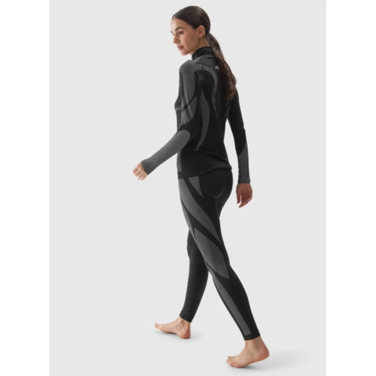 Dámske termo nohavice 4F SEAMLESS UNDERWEAR-WAW24USEAF159-20S-DEEP BLACK · záber 4