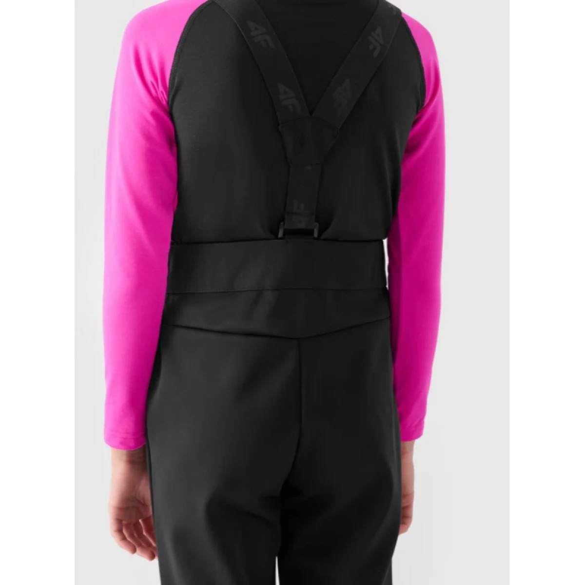Dievčenské lyžiarske softshellové nohavice 4F JUNIOR TROUSERS FNK-JWAW24TFTRF661-20S-DEEP BLACK · záber 5