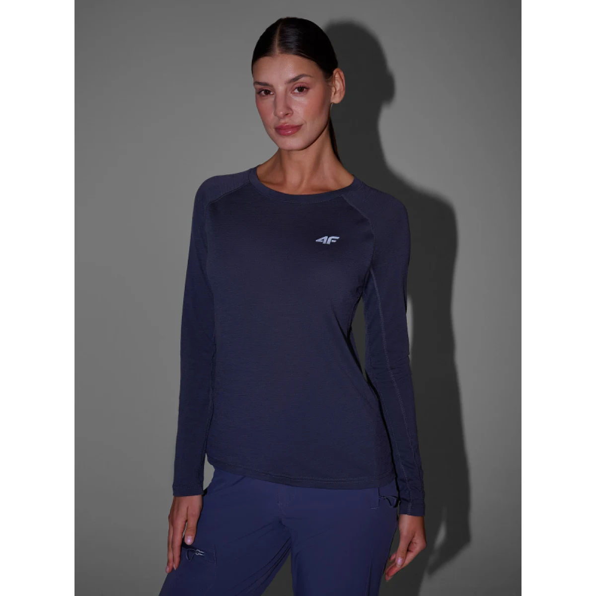 Dámske bežecké tričko s dlhým rukávom 4F LONGSLEEVE FNK-WSS25TFLOF332-22S-ANTHRACITE · záber 4