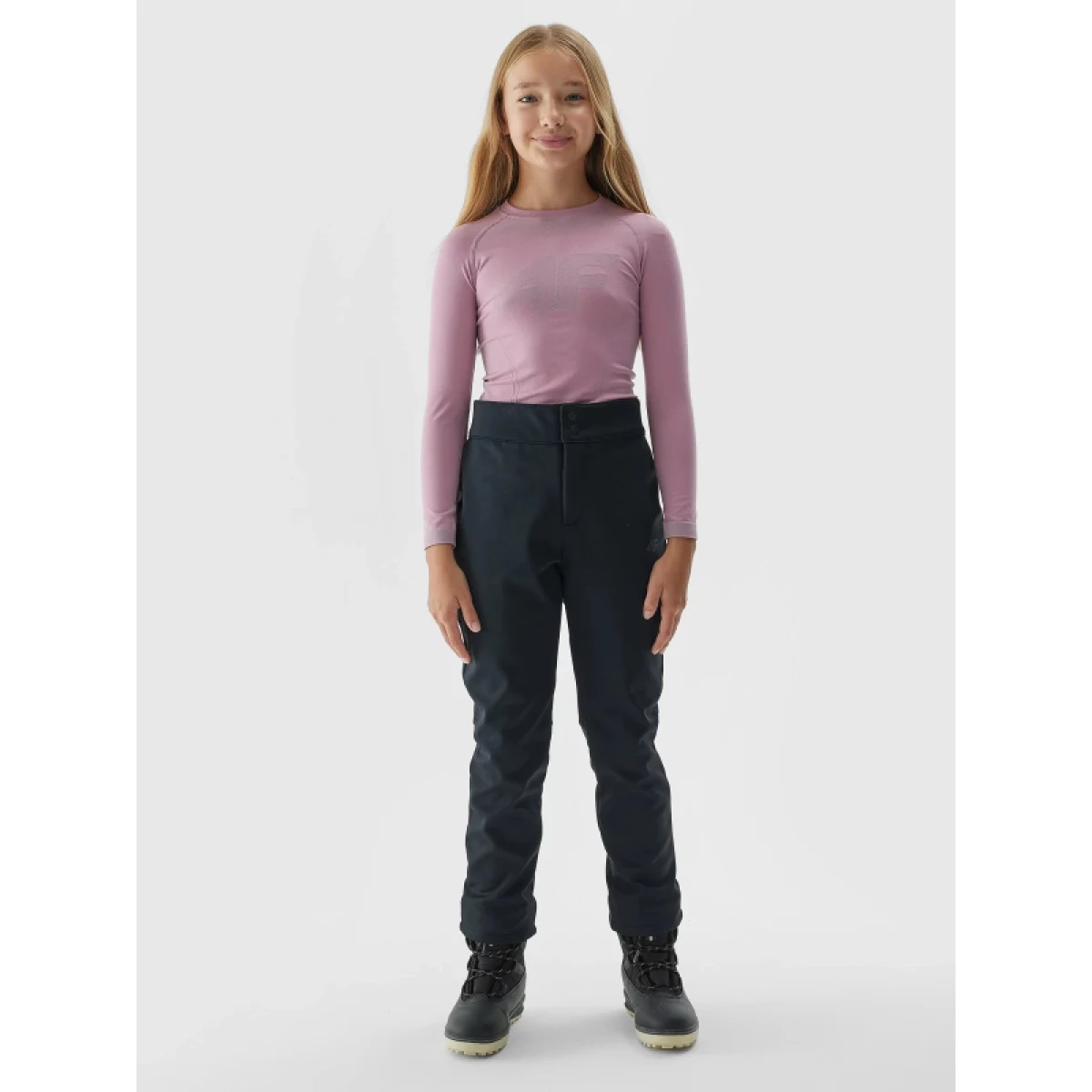 Dievčenské lyžiarske softshellové nohavice 4F JUNIOR TROUSERS FNK-JAW23TFTRF355-21S-BLACK · záber 2