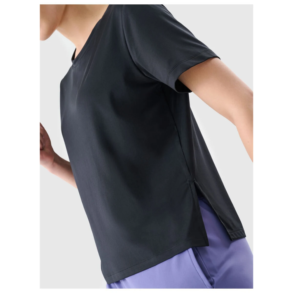 Dámske tréningové tričko s krátkym rukávom 4F TSHIRT FNK F1236-20S-DEEP BLACK · záber 4