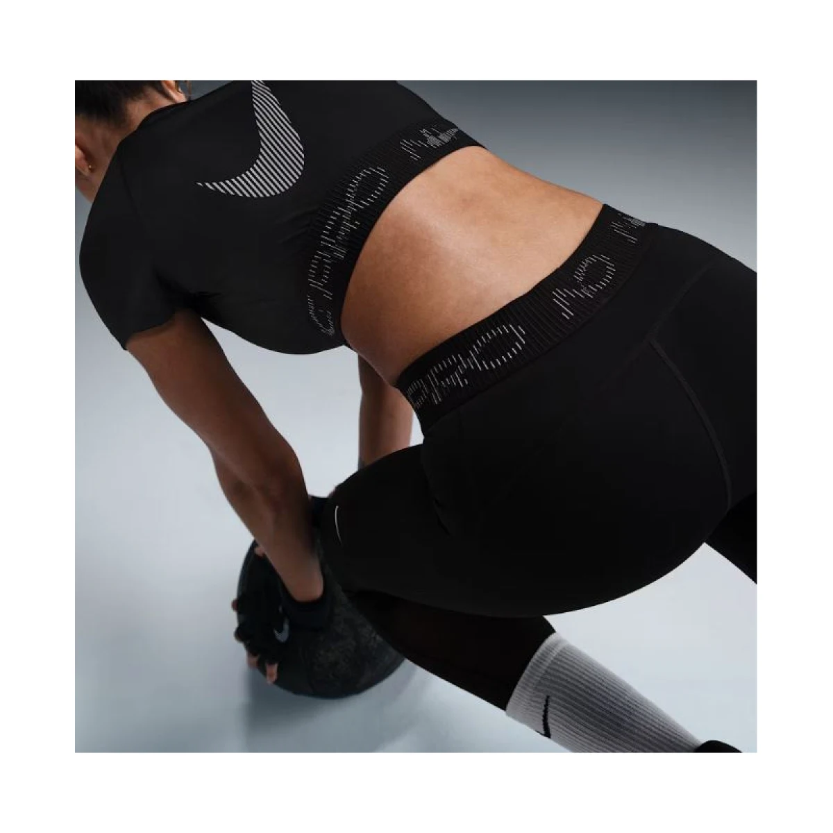Dámske tréningové tričko s krátkym rukávom NIKE PRO W NP DF SS CROP TOP TT GX · záber 3