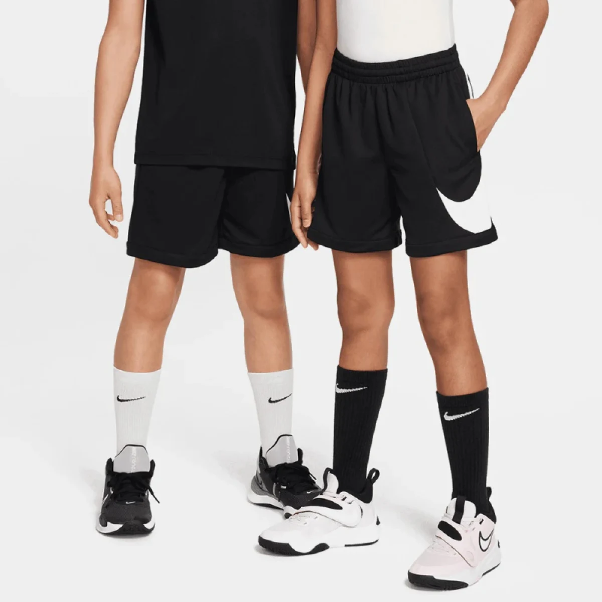 Chlapčenské tréningové kraťasy NIKE Multi+ Jr black white black · záber 5