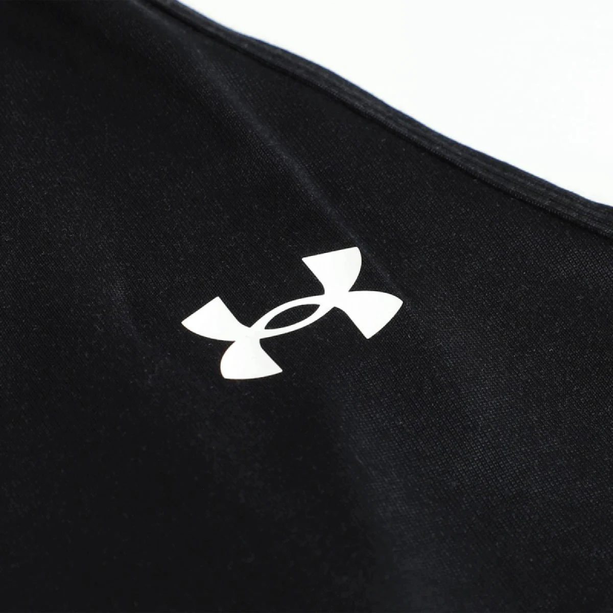 Dámske tréningové tielko UNDER ARMOUR Tech Swing Tank-BLK · záber 3
