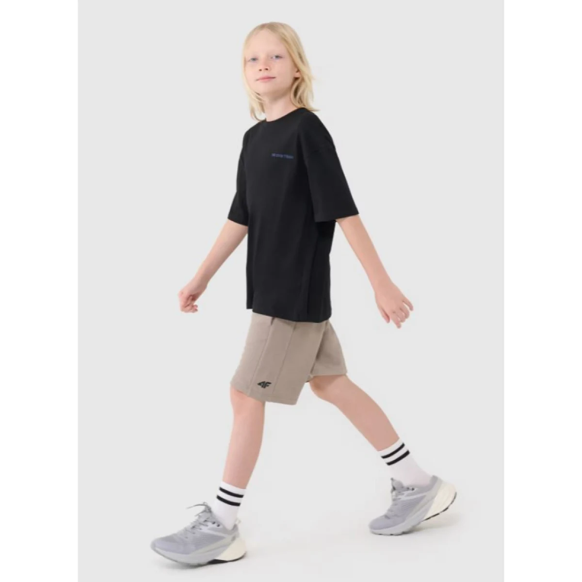 Chlapčenské teplákové kraťasy 4F JUNIOR SHORTS CAS M600-83S-BEIGE · záber 3