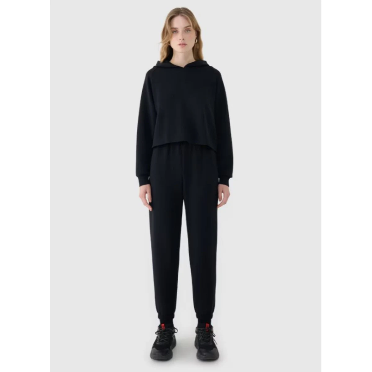 Dámske tepláky 4F TROUSERS CAS F1010-20S-DEEP BLACK · záber 2