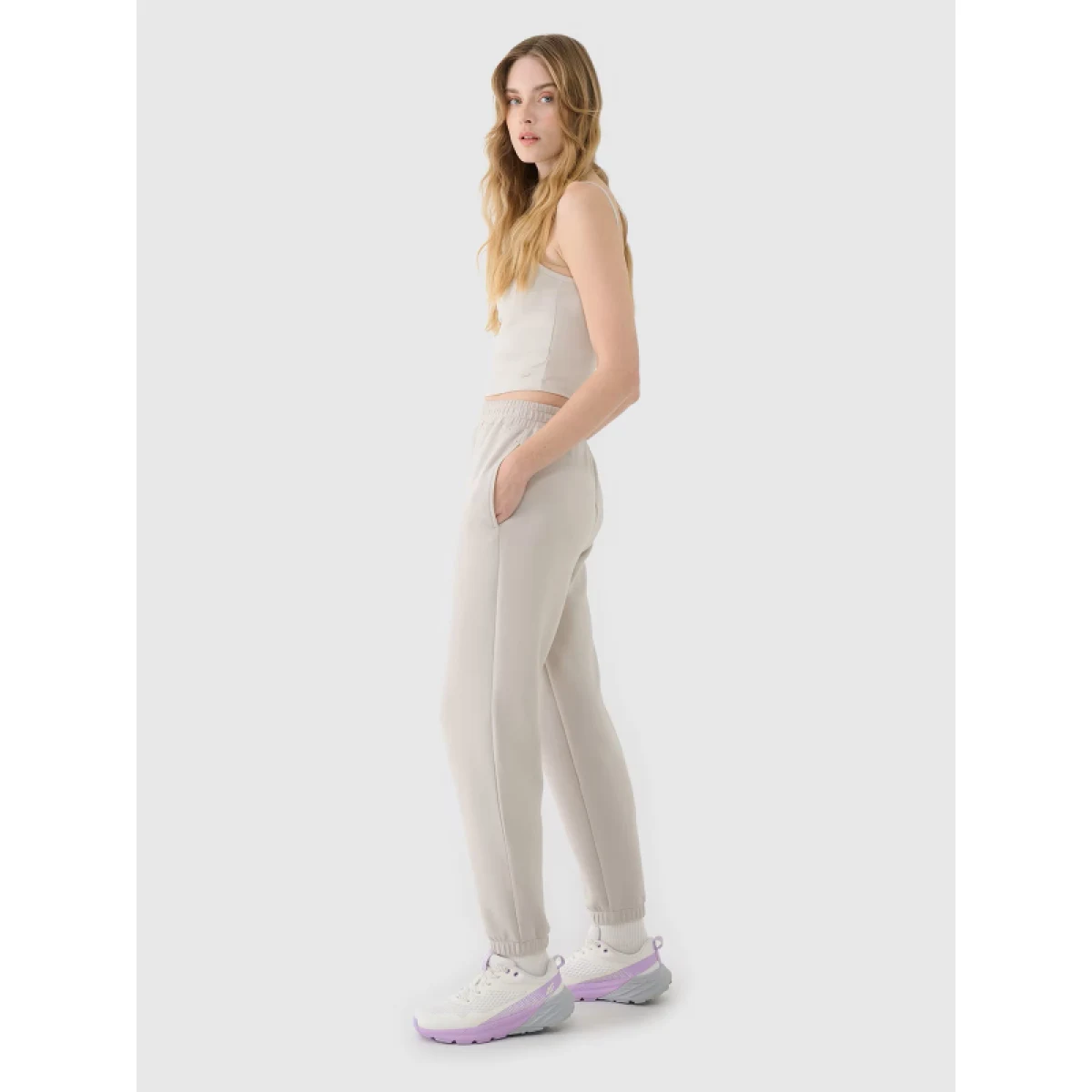 Dámske tepláky 4F TROUSERS CAS F1010-83S-BEIGE · záber 5