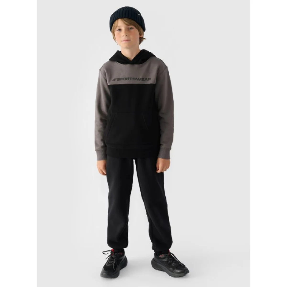 Chlapčenská mikina s kapucňou 4F JUNIOR SWEATSHIRT-JWAW24TSWSM1222-20S-DEEP BLACK · záber 4