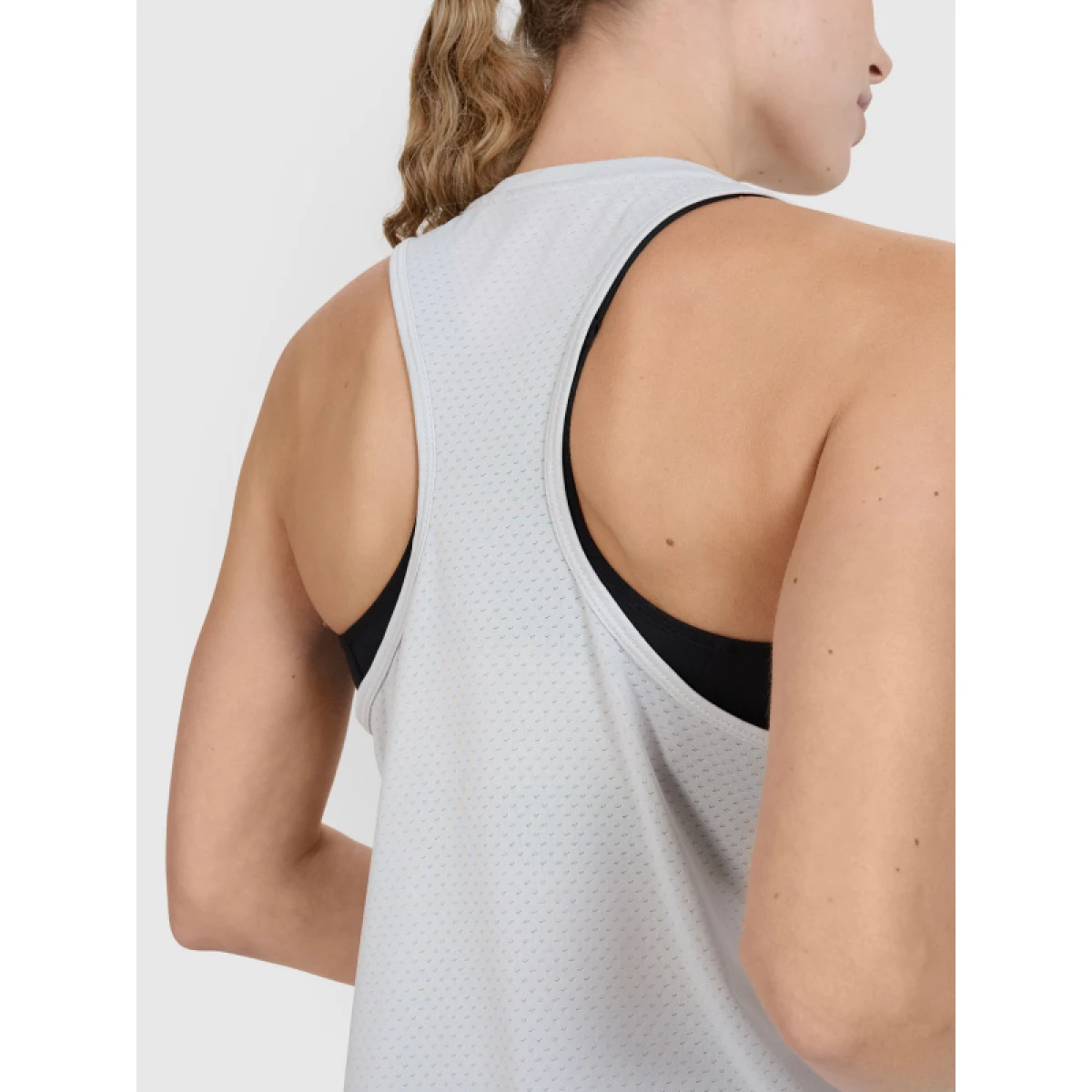 Dámske bežecké tričko bez rukávov 4F SLEEVELESS FNK-WSS25TFSLF427-27S-COLD LIGHT GREY · záber 4