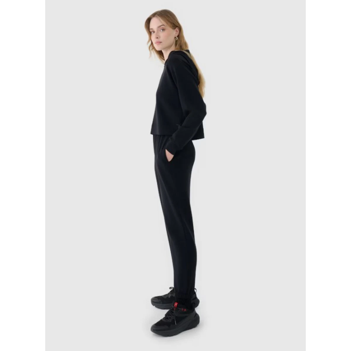 Dámske tepláky 4F TROUSERS CAS F1010-20S-DEEP BLACK · záber 4