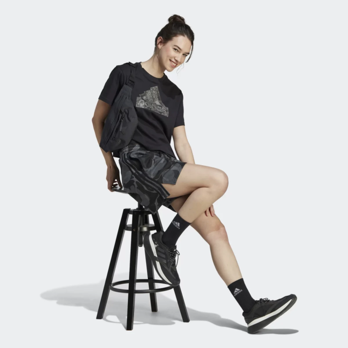 Dámske tričko s krátkym rukávom ADIDAS W ICONS TEE CRO-IM4255-black · záber 4