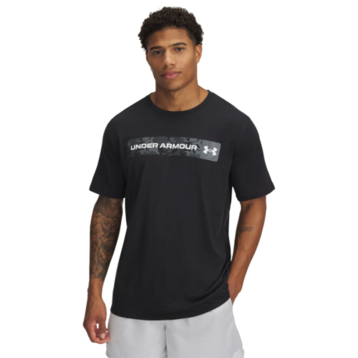 Pánske tričko s krátkym rukávom UNDER ARMOUR UA CAMO CHEST STRIPE SS-BLK · záber 1