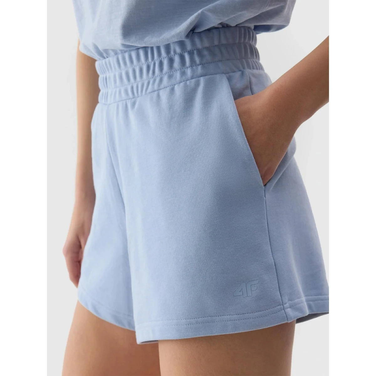 Dámske teplákové kraťasy 4F SHORTS CAS-4FWSS24TSHOF286-34S-LIGHT BLUE · záber 2