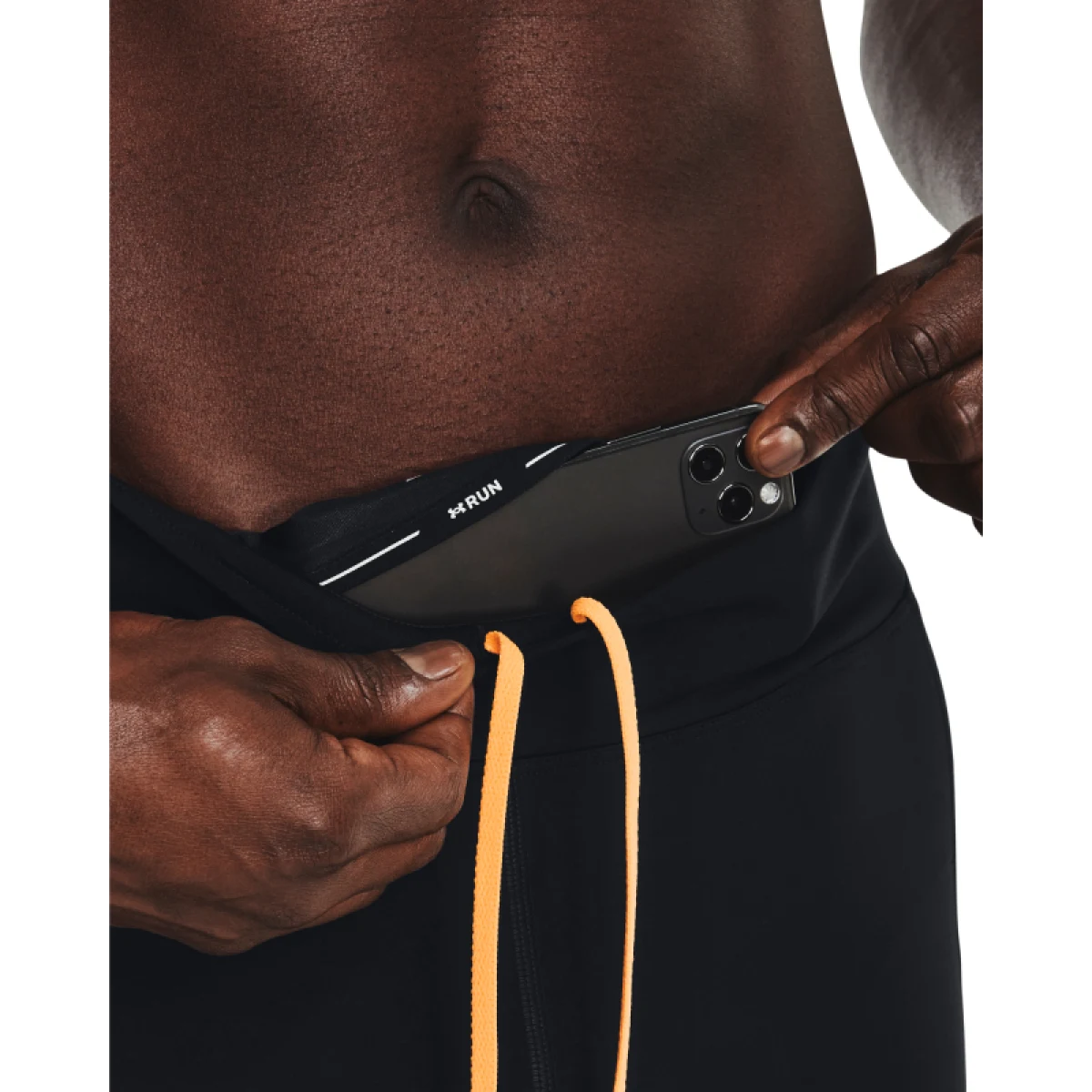 Pánske kompresné legíny UNDER ARMOUR UA SPEEDPOCKET TIGHT-BLK-1373310-001 · záber 3