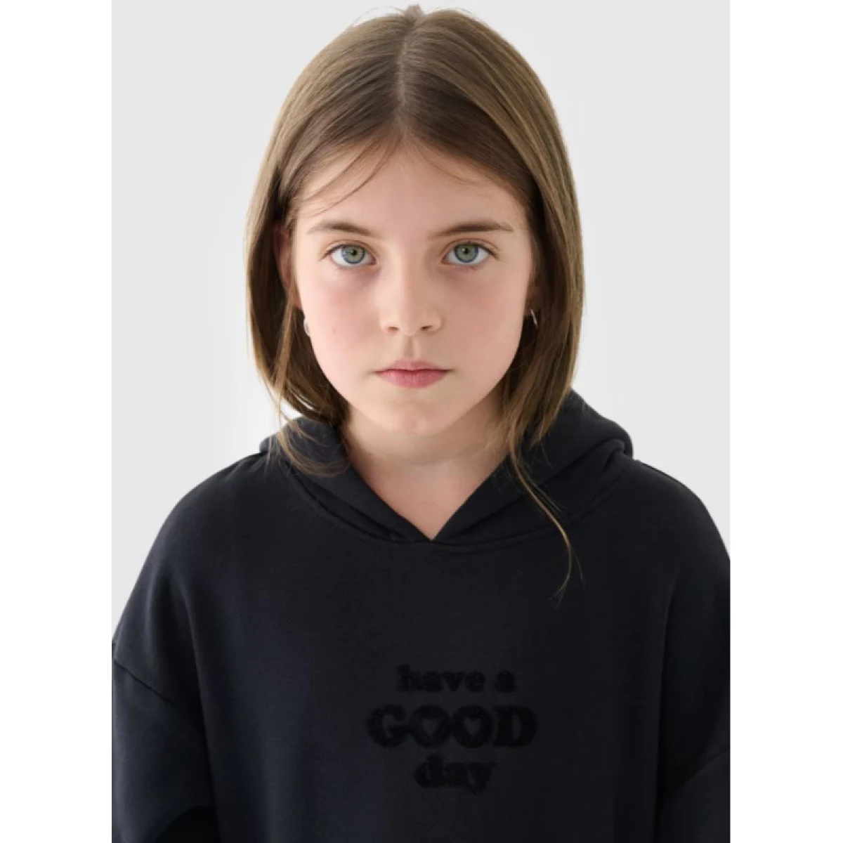 Dievčenská mikina s kapucňou 4F JUNIOR SWEATSHIRT-JWAW24TSWSF1218-20S-DEEP BLACK · záber 2