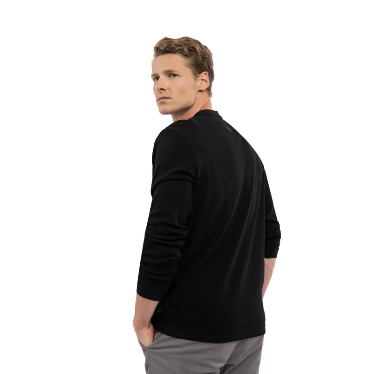 Pánske tričko s dlhým rukávom VOLCANO L-KROTI-700-BLACK · záber 3