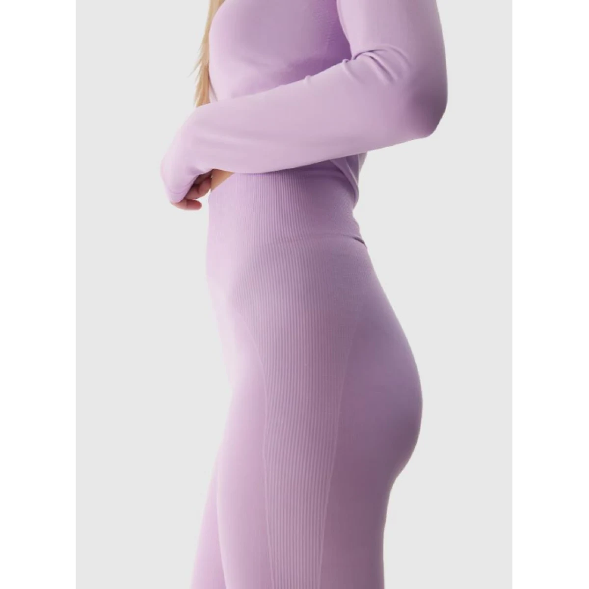 Dámske termo nohavice 4F SEAMLESS UNDERWEAR-WAW24USEAF153-52S-LIGHT VIOLET · záber 2