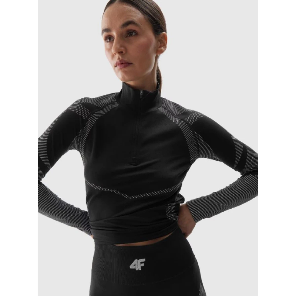 Dámska zateplená lyžiarska mikina s 1 2 zipsom 4F SEAMLESS UNDERWEAR-WAW24USEAF160-20S-DEEP BLACK · záber 4