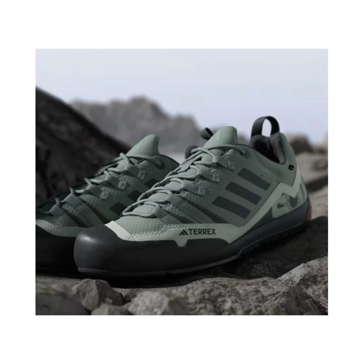 Pánska nízka turistická obuv ADIDAS Terrex Swift Solo 2.0 silver green legend ivy linen green · záber 2