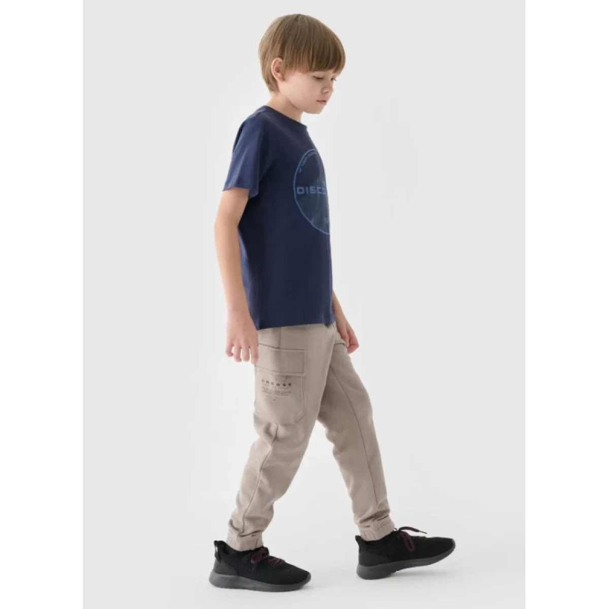 Chlapčenské zateplené tepláky 4F JUNIOR TROUSERS-JWAW24TTROM760-26S-WARM LIGHT GREY · záber 3