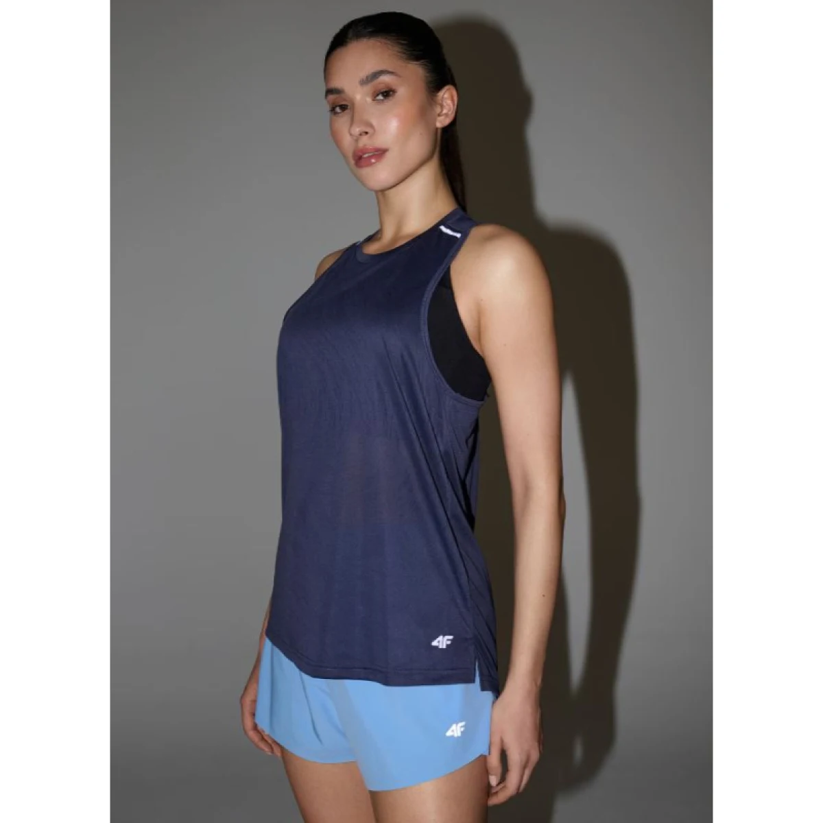 Dámske bežecké tričko bez rukávov 4F SLEEVELESS FNK-WSS25TFSLF427-22S-ANTHRACITE · záber 3