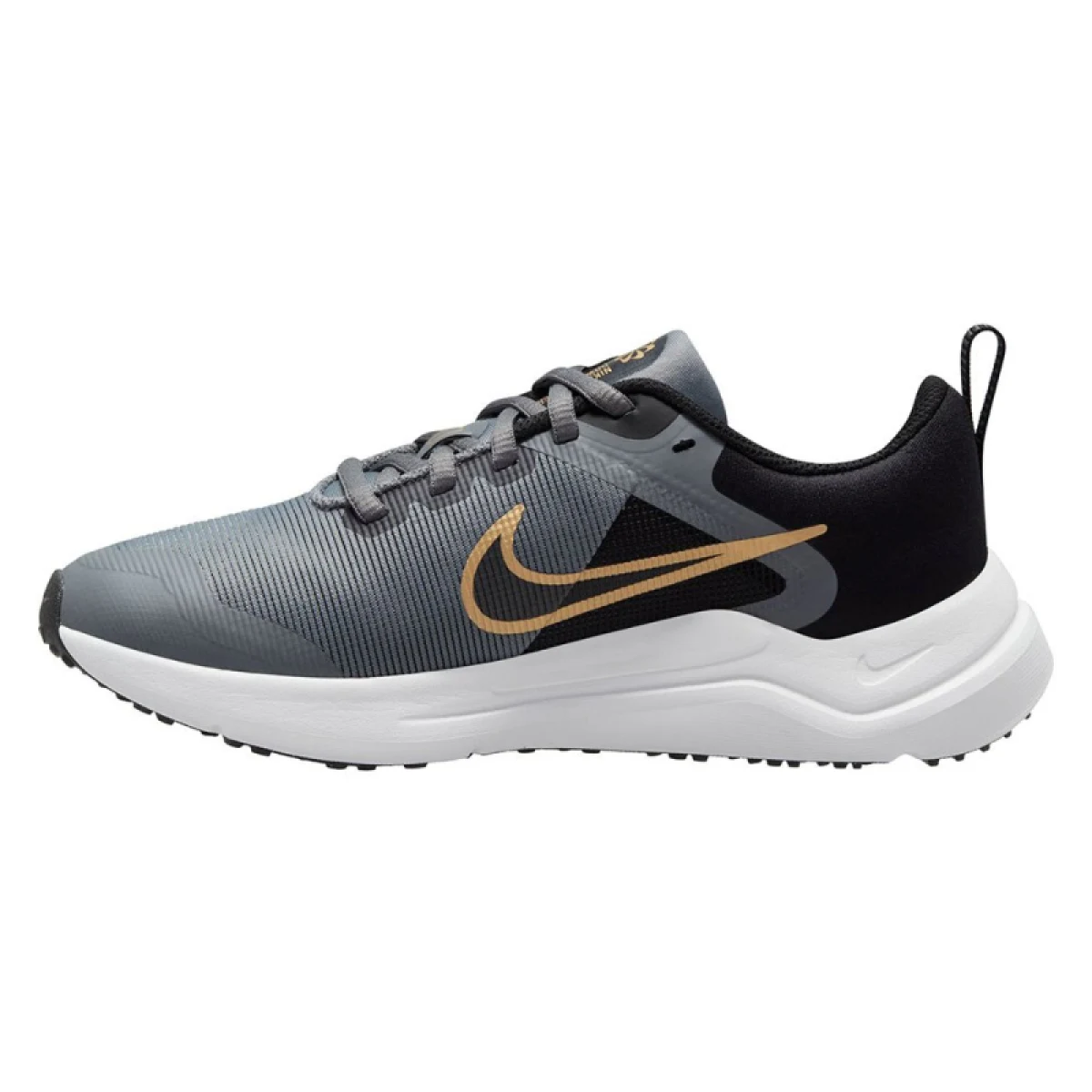 Juniorská športová obuv (tréningová) NIKE Downshifter 12 cool grey metallic gold black white · záber 2