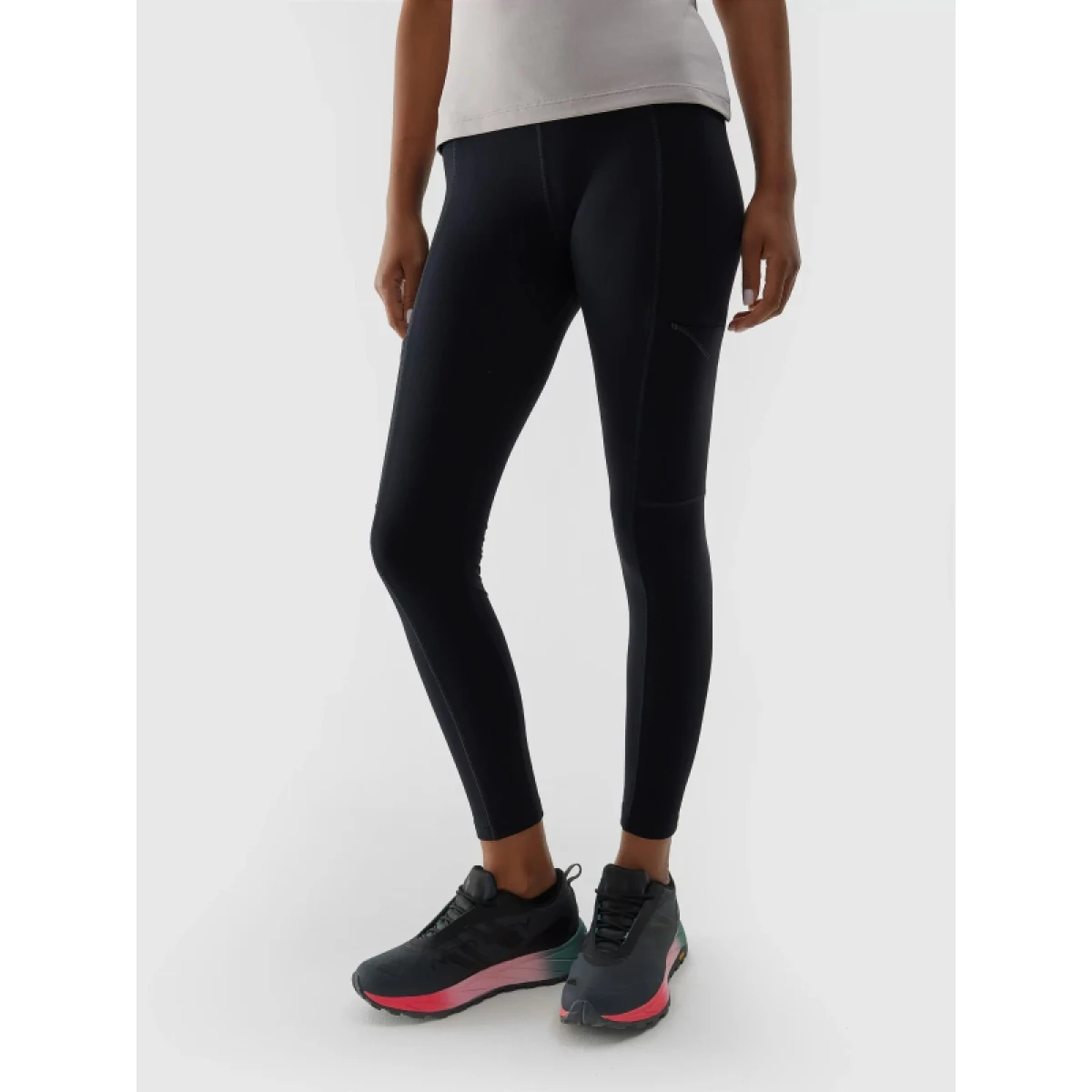 Dámske turistické zateplené legíny 4F TROUSERS FNK-AW23TFTRF404-20S-DEEP BLACK · záber 2