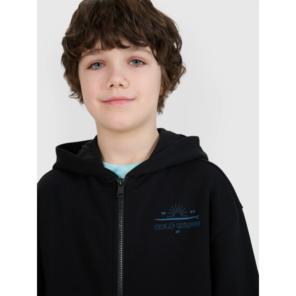 Chlapčenská mikina so zipsom 4F JUNIOR SWEATSHIRT-JWSS25TSWSM1522-20S-BLACK · záber 2