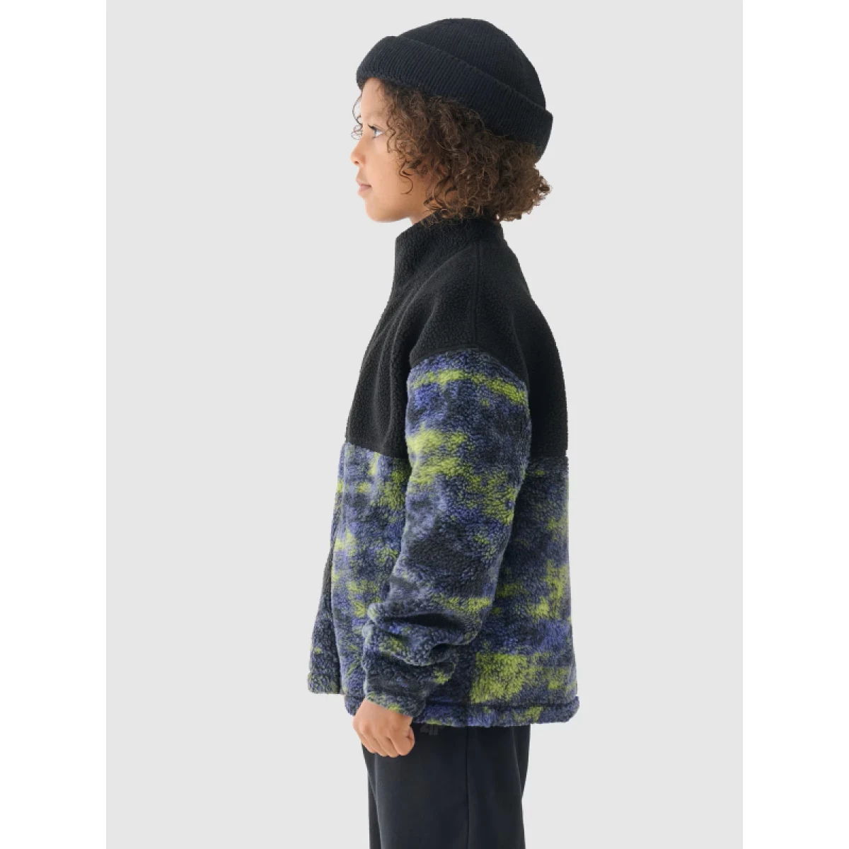 Chlapčenská flisová mikina so zipsom 4F JUNIOR FLEECE-JWAW24TFLEM246-20S-DEEP BLACK · záber 3