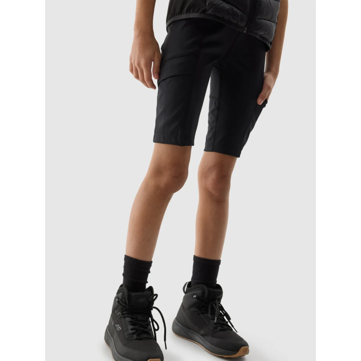 Dievčenské turistické kraťasy 4F JUNIOR SHORTS FNK-4FJWSS24TFSHF436-21S-BLACK · záber 3