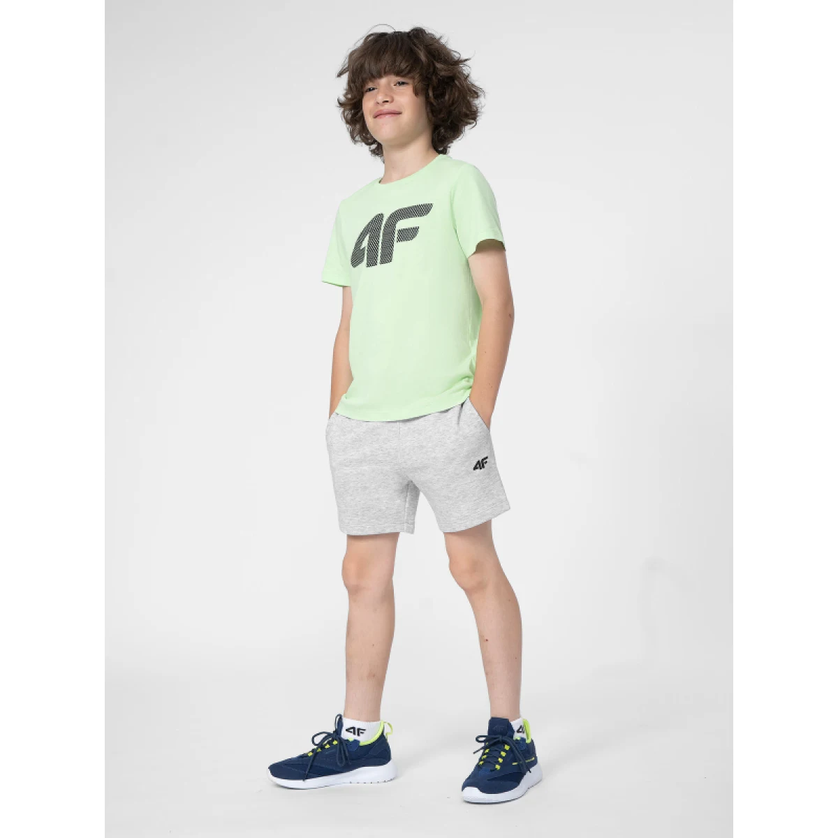Chlapčenské teplákové kraťasy 4F JUNIOR SHORTS CAS M048-27M-COLD LIGHT GREY MELANGE · záber 3
