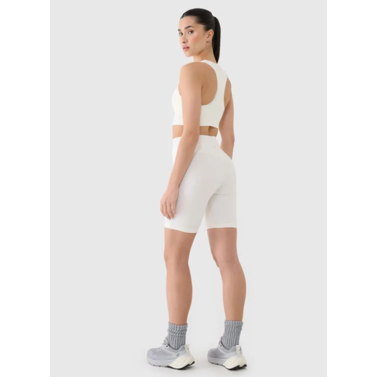 Dámske tréningové kraťasy 4F SHORT TIGHTS FNK F019-11S-OFF WHITE · záber 4