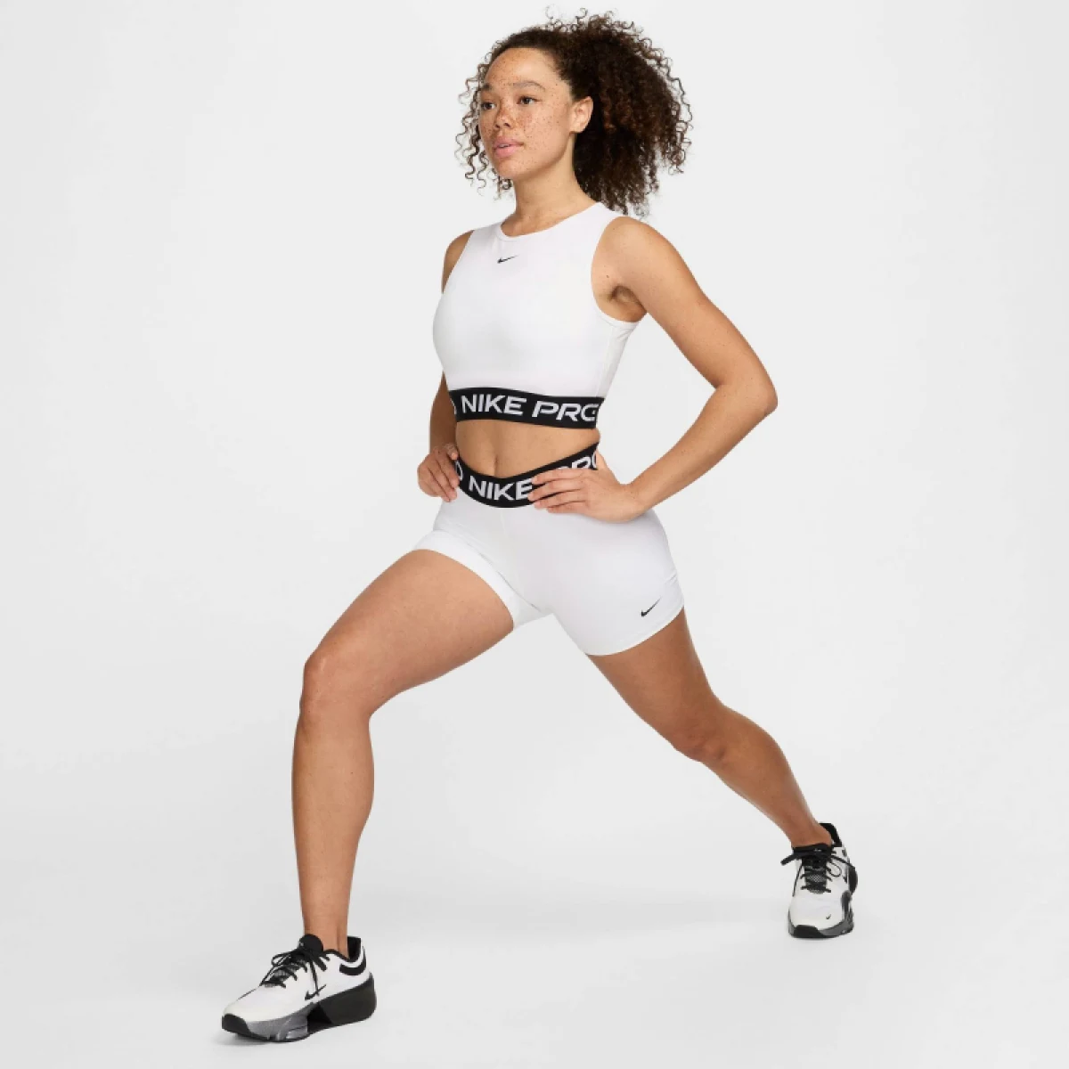 Dámske tréningové tričko s krátkym rukávom NIKE PRO DF 365 CROP TANK-100 WHITE BLACK · záber 4