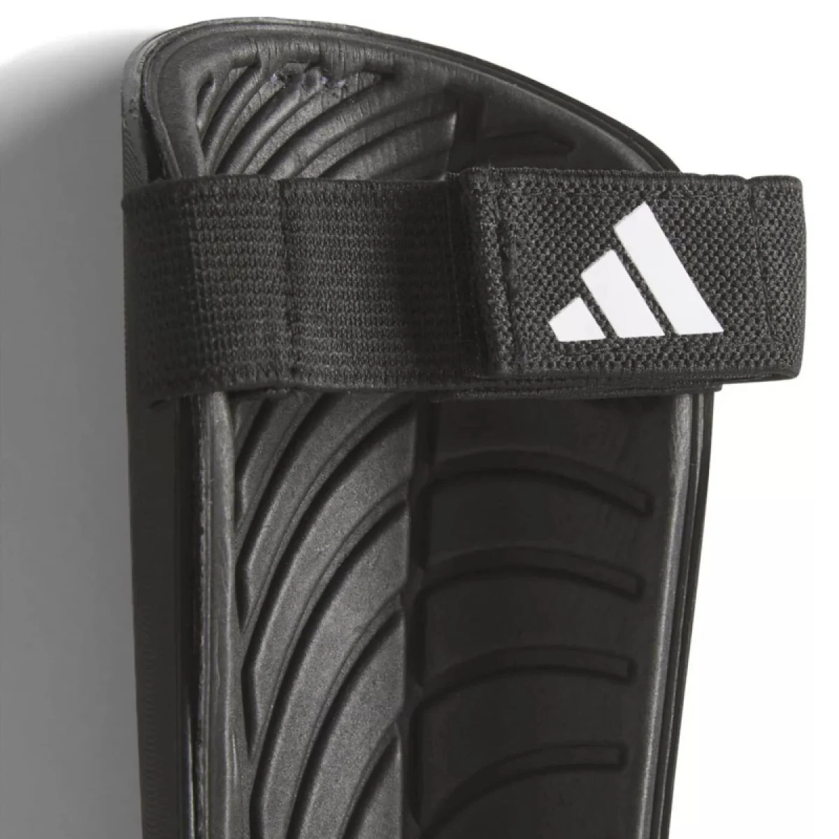Futbalový chránič ADIDAS TIRO SG TRN BLACK GOLDMT WHITE · záber 4