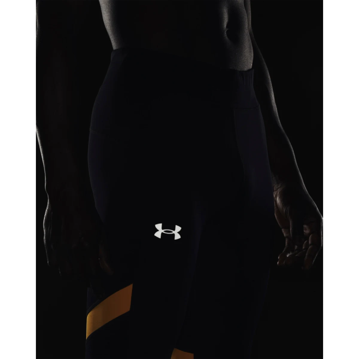 Pánske kompresné legíny UNDER ARMOUR UA SPEEDPOCKET TIGHT-BLK-1373310-001 · záber 5