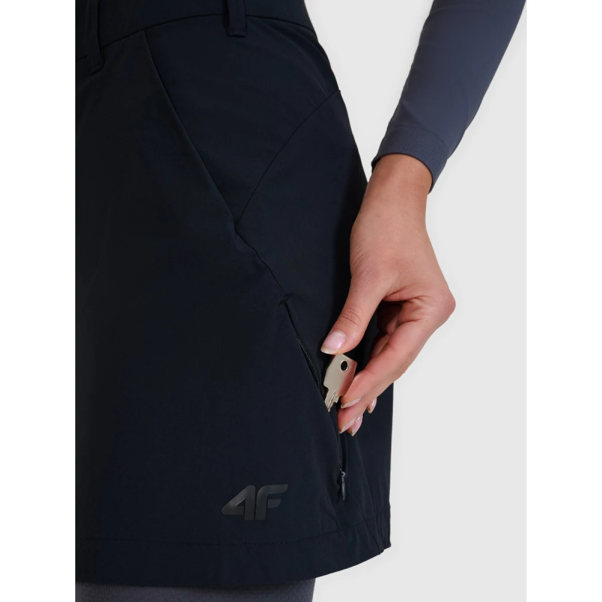 Dámske turistické kraťasy 4F SHORTS FNK-WSS25TFSHF0994-20S-DEEP BLACK · záber 5