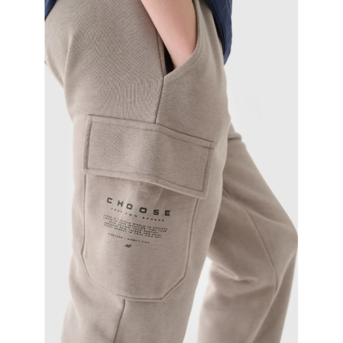Chlapčenské zateplené tepláky 4F JUNIOR TROUSERS-JWAW24TTROM760-26S-WARM LIGHT GREY · záber 5
