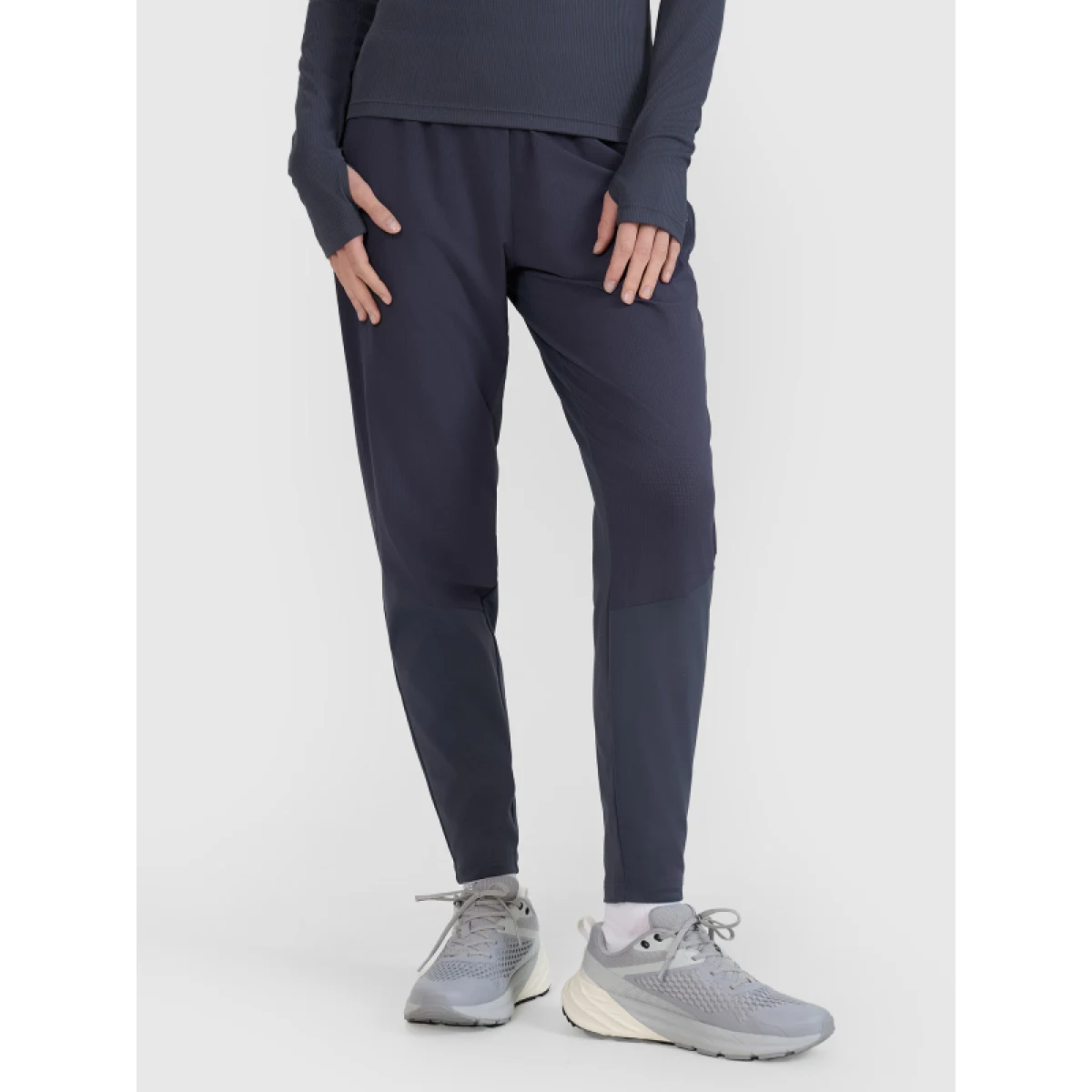 Dámske bežecké nohavice 4F TROUSERS FNK-WSS25TFTRF0795-22S-ANTHRACITE · záber 2