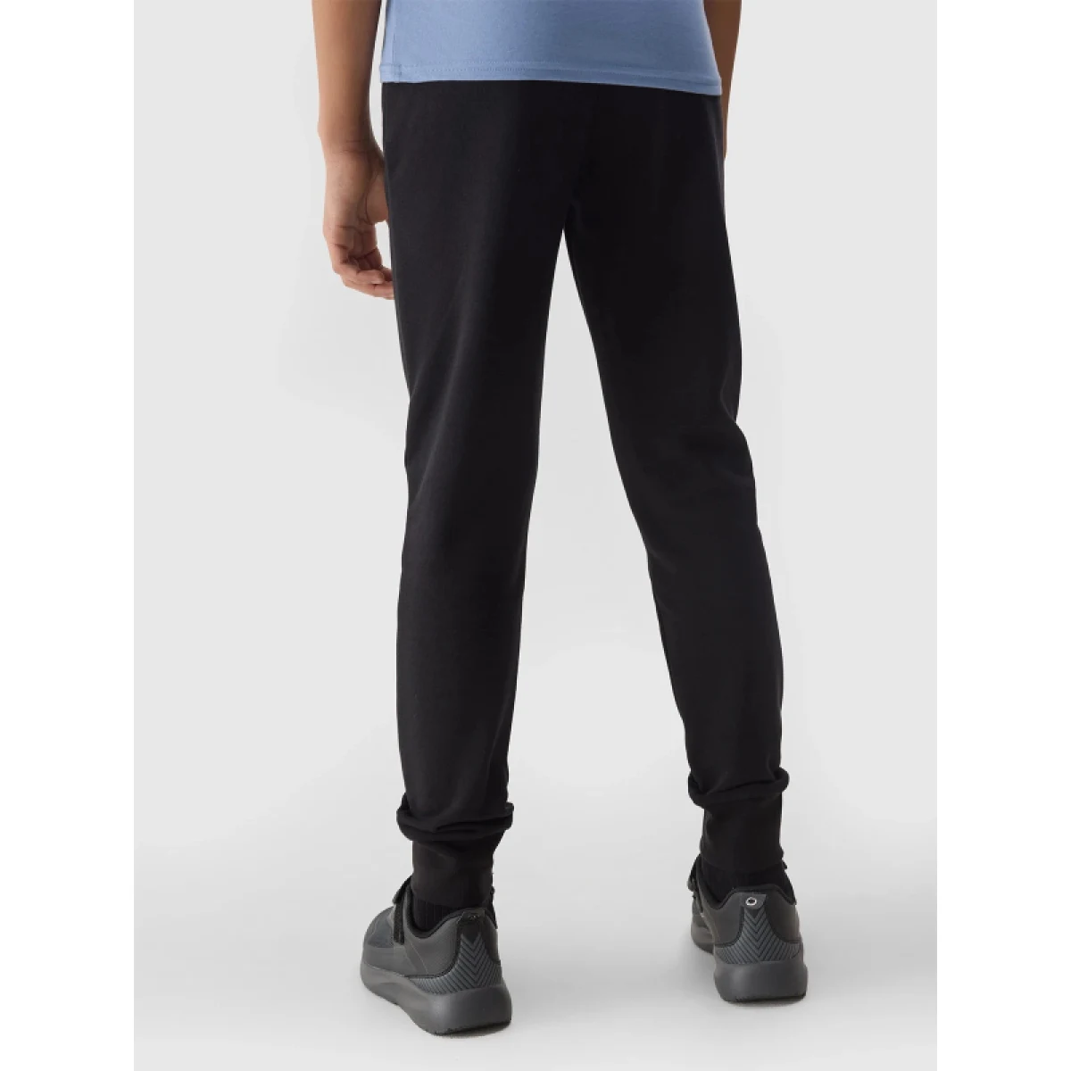 Dievčenské tepláky 4F JUNIOR TROUSERS-4FJWSS24TTROF587-20S-DEEP BLACK · záber 4
